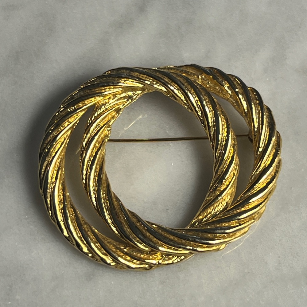 Vintage Gold Twisted Rope Circle Brooch